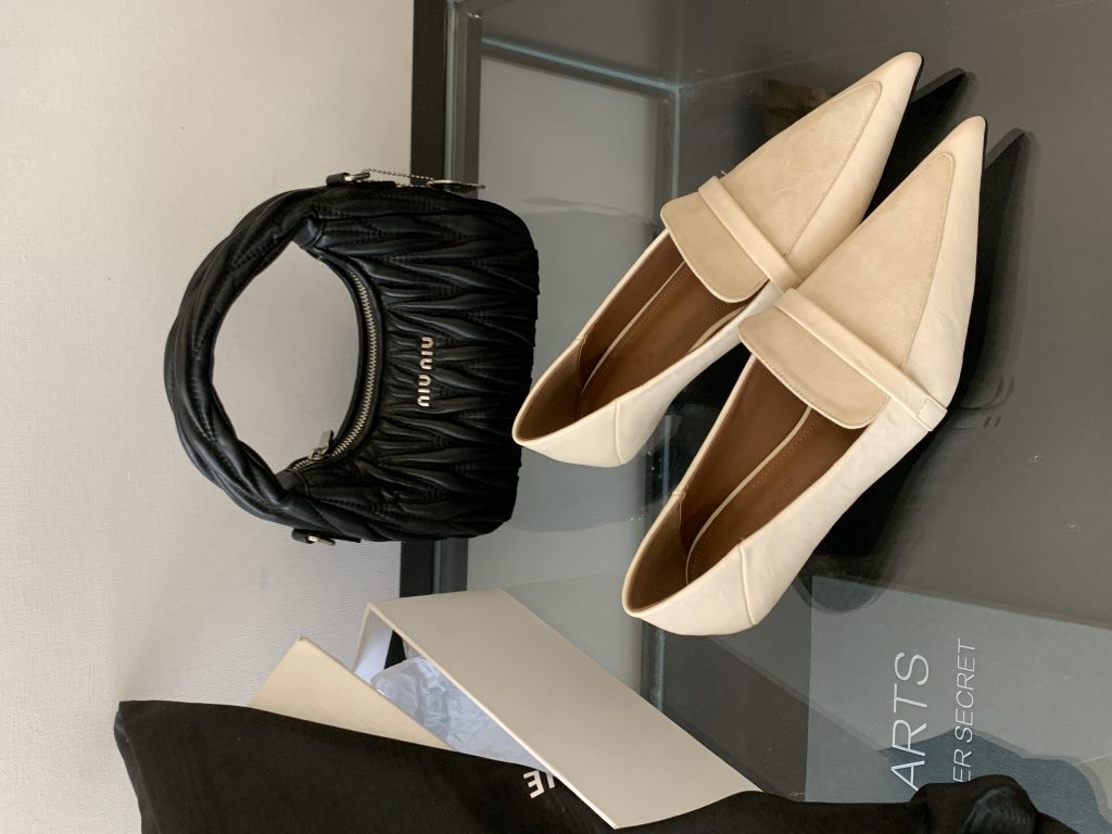 2025 New Autumn Pointed Toe Deep Mouth Low Heel French British Style Fashionable Versatile Stitching Women's Shoes